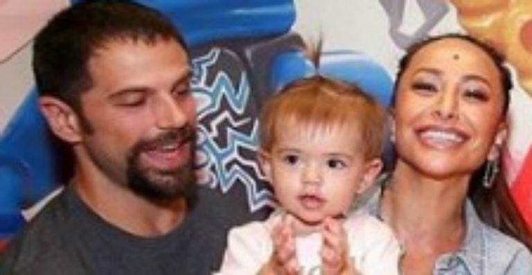 Sabrina Sato registra momento fofíssimo de descontração com a filha e marido e web se derrete: “Carisma da mãe”