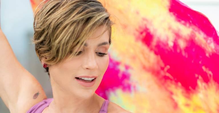 Flávia Alessandra se equilibra de ponta cabeça durante prática de ioga
