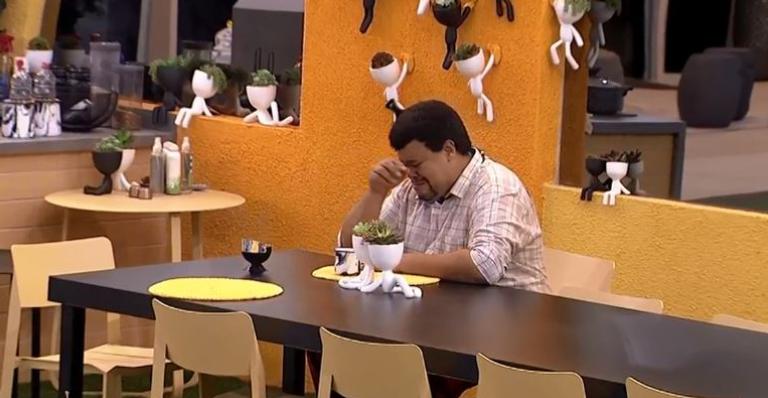 BBB20: Sozinho, Babu chora e lamenta saudades da família: ”Queria tanto ver a foto dos meus filhos”