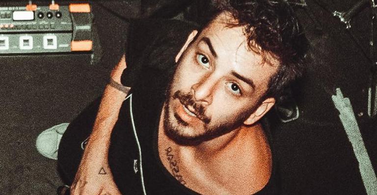 Junior Lima radicaliza o visual durante a quarentena e surge de cabeça raspada