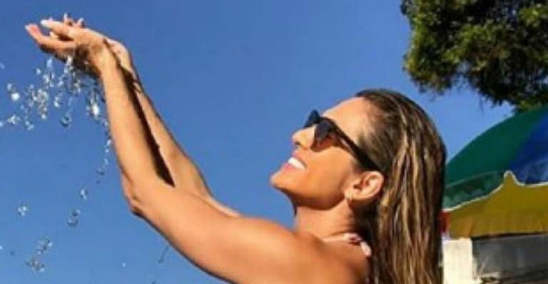 Lívia Andrade empina bumbum sarado enquanto aproveita piscina: “Essa Deusa a mitologia grega não tem”