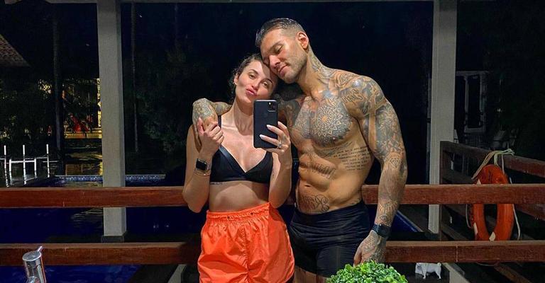 Lucas Lucco posa com a esposa no colo e fala do futuro com a amada: ‘Caminhando em direção aos melhores anos’