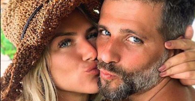 No sexto mês, Giovanna Ewbank mostra barrigão gigante em clique de biquíni