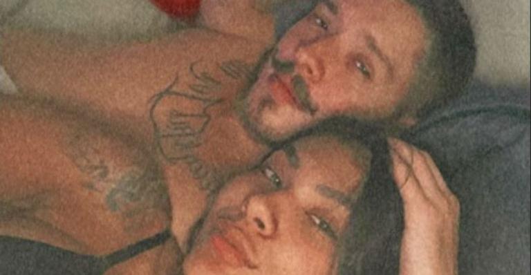 Pocah surge em momento íntimo com o namorado e não esconde amor