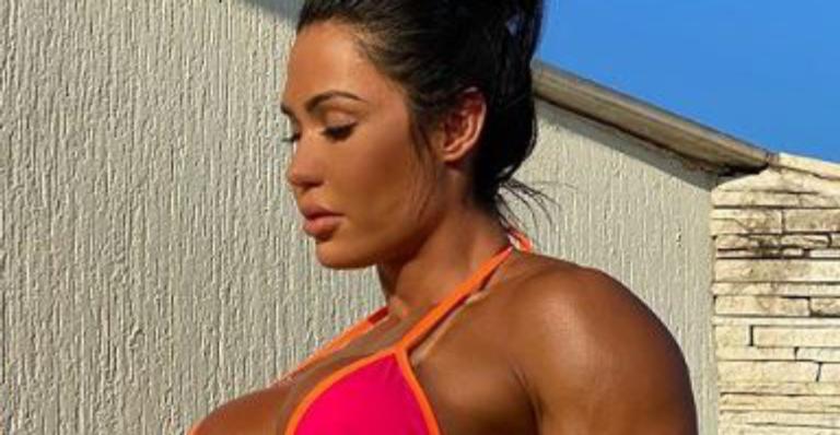 Gracyanne Barbosa renova o bronze com biquíni de fita e músculos torneados roubam a cena