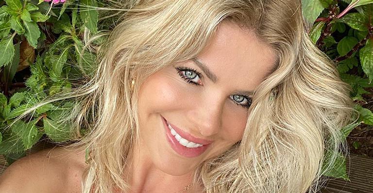 Karina Bacchi surpreende com método diferentão e usa rodo para malhar em casa