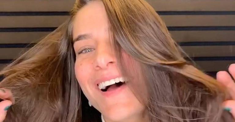 Priscila Fantin ganha beijão do filho e se emociona com momento de carinho