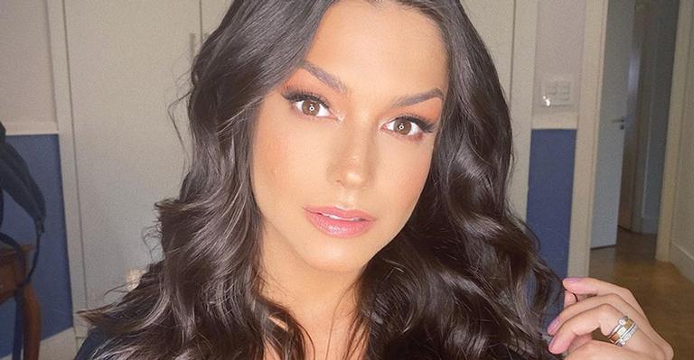 Thais Fersoza surge de cara lavada em clique feito pela filha e ostenta beleza natural: ”Toda envergonhada”