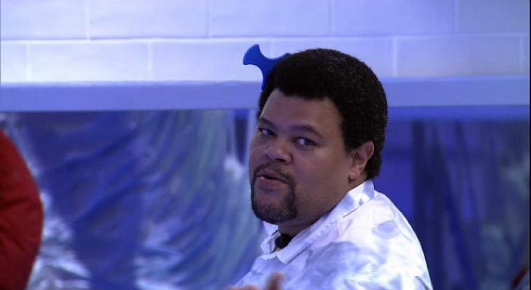 BBB20: Babu Santana é questionado e explica motivo de usar pente no cabelo: “Libertação”