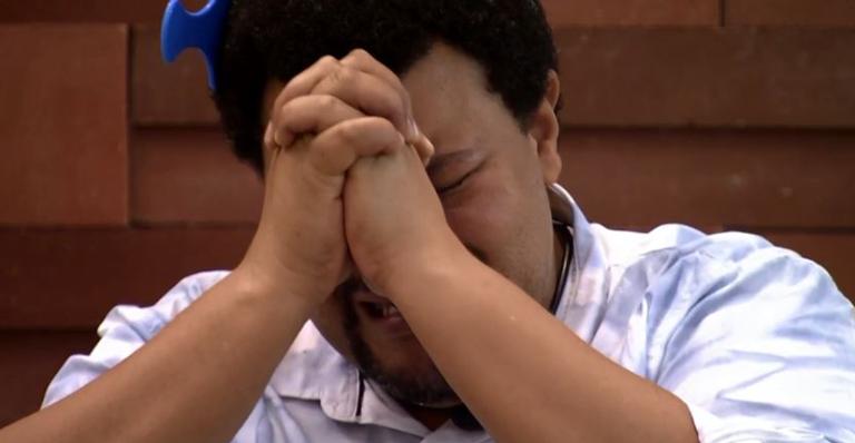 BBB20: Sozinho, Babu cai no choro e agradece permanência: ”Muito obrigado”