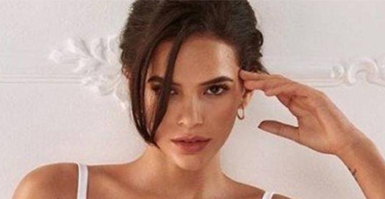 Bruna Marquezine posa de lingerie branca e calcinha transparente rouba a cena em clique picante