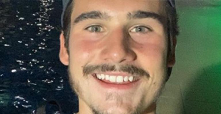 Nicolas Prattes exibe a namorada tomando sol de biquíni e bumbum imenso encanta fãs: ”Sortudo”