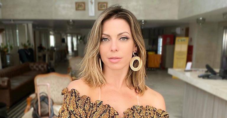 Sheila Mello explode fofurômetro ao clicar a filha com um gatinho nas mãos: ‘Brenda, meu amor!’