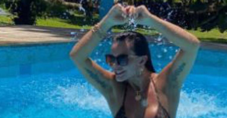 Aos 60 anos, Gretchen ostenta corpo sequinho em dia de piscina e surpreende web