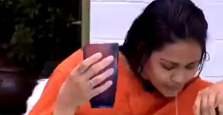BBB20: Flayslane cospe na mesa da cozinha VIP e dispara: ”Elas merecem”