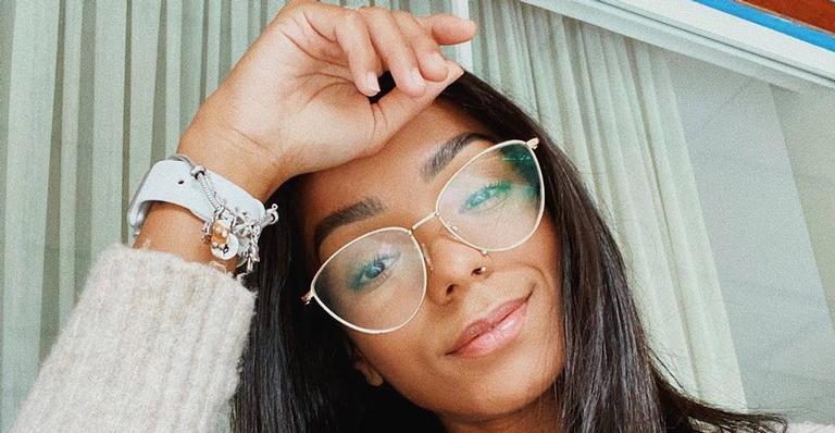 Brunna Gonçalves posa plena vestida com travesseiro e fãs se divertem: ‘Eu toda arrumada’
