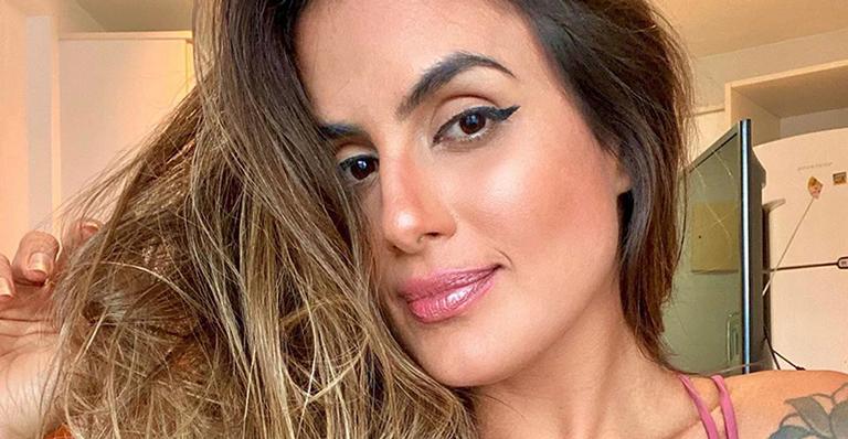 Carol Peixinho sensualiza só de maiô e arranca suspiros da web: ”Não é peixinho, é sereia”