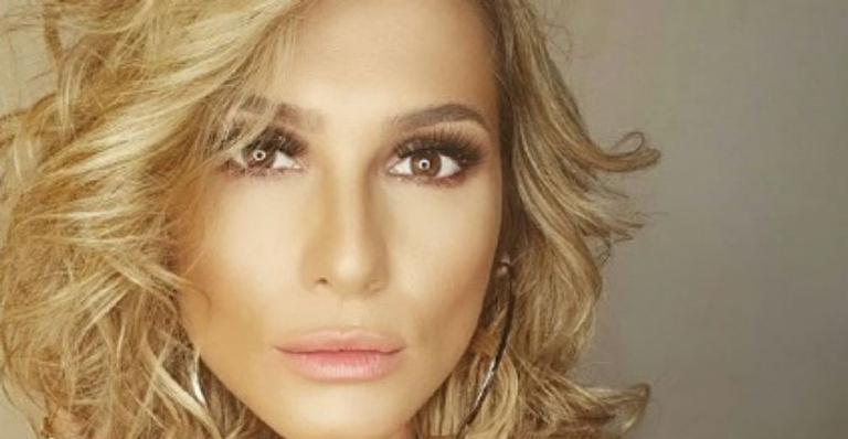 De biquíni neon, Lívia Andrade roubou a cena na web ao empinar seu bumbum em clique