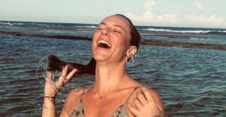 Paolla Oliveira mostra gominhos na barriga em clique de biquíni e impressiona fãs