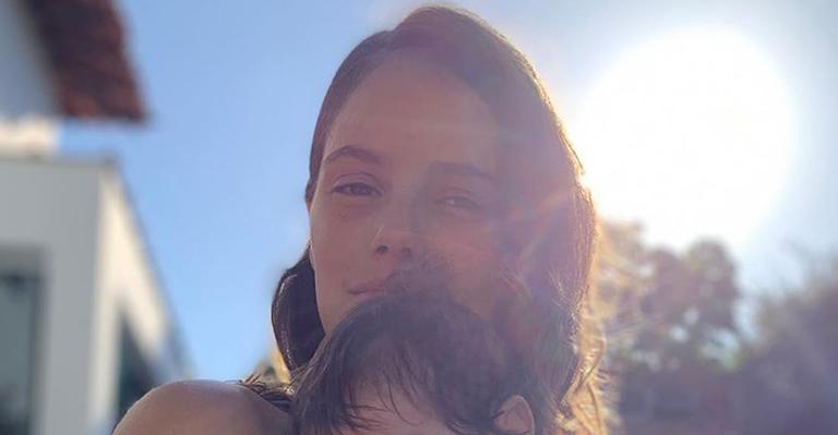 Em quarentena, Laura Neiva registra banho de sol com Maria e fãs opinam: ”Cara do pai”