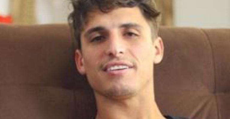 Ex-BBB Felipe Prior posa com o pai no sofá e semelhança impressiona: ”A cara dele!”