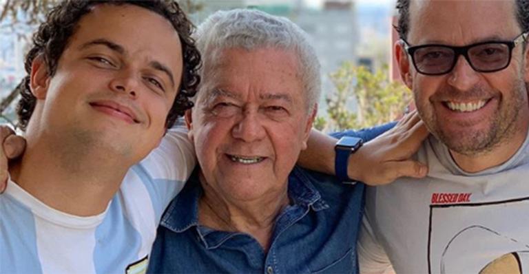 Fernando Rocha comove fãs após pai e filho testarem positivo para o coronavírus: ”Sensação de desamparo”