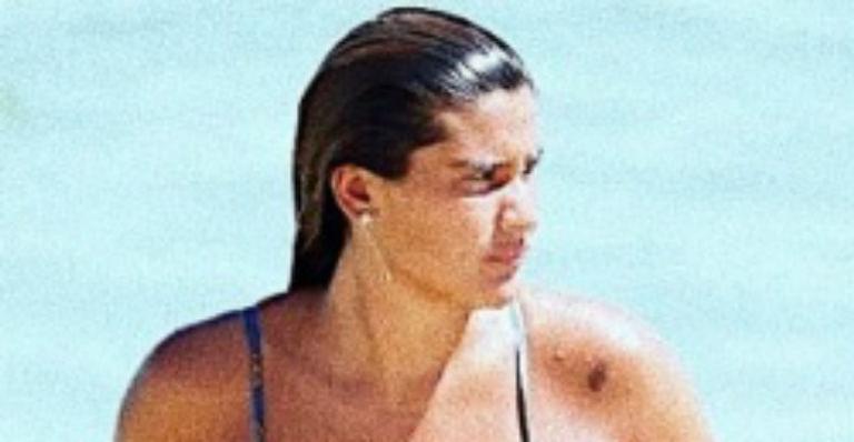 Giulia Costa deixa web eufórica ao ostentar corpão sarado em praia: “Sério, não dá”