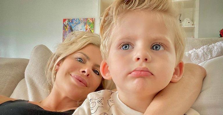 Karina Bacchi explode fofurômetro ao fantasiar filho de super-homem: ”Príncipe”