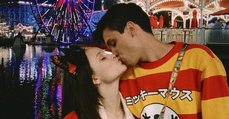 Namorado de Larissa Manoela posa sem camisa e atriz se derrete