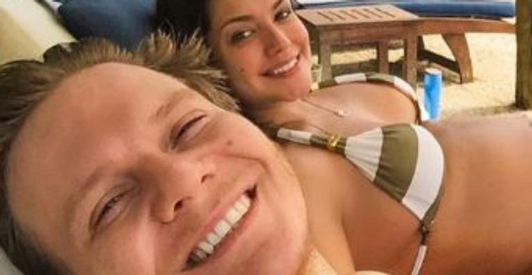 Michel Teló mostra Thais Fersoza grávida e acaricia barriguinha: ”Coisa mais linda!”
