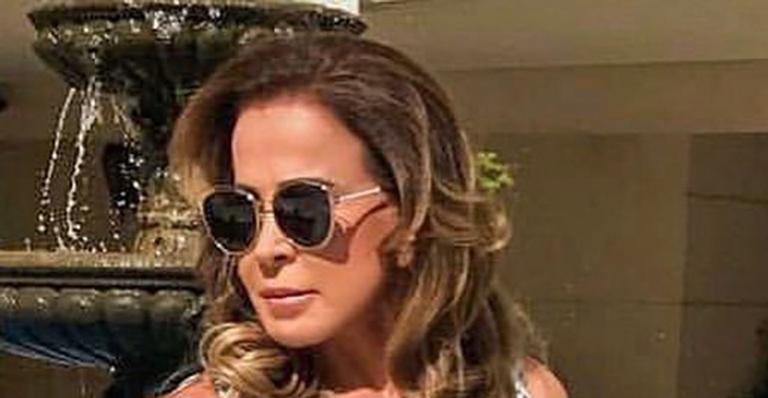 Zilu Camargo posa de biquíni fio-dental e exibe costas repletas de tatuagens: ”Espetáculo”
