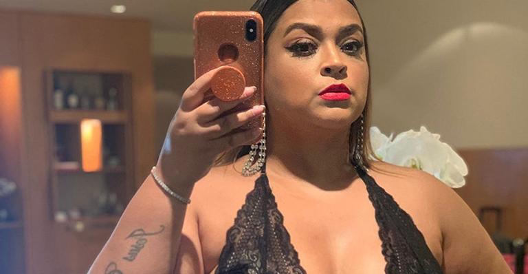 Preta Gil posa com body rendado cavadíssimo e transparente e fãs não se contém: ”Gostosa”