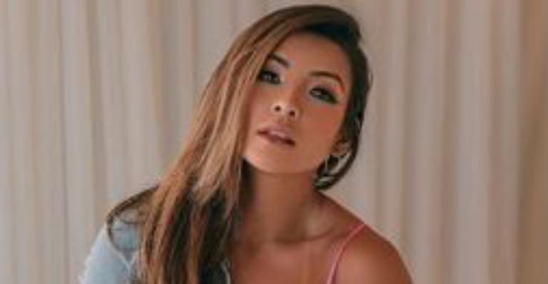 Carol Nakamura eleva a temperatura em clique de lingerie mínima na cama: ”Deusa”