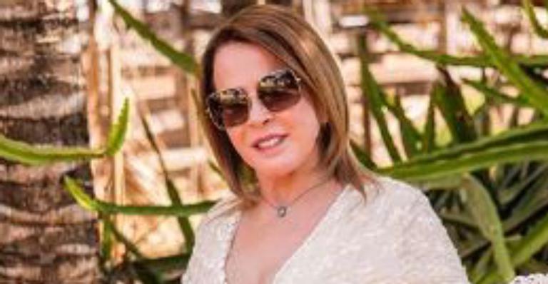 Decotadíssima, Zilu Camargo deixa tatuagem ínitima à mostra e ostenta curvas acentuadas