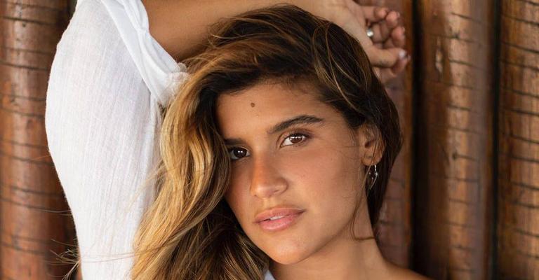 Giulia Costa se derrete de amor ao surgir coladinha de seu cão: ‘Acordar assim’
