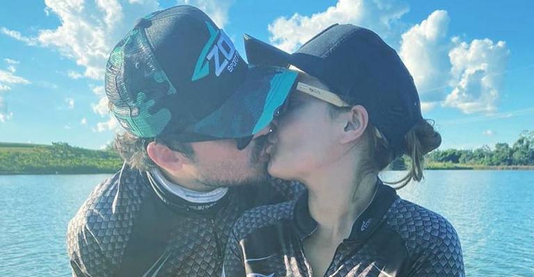 Maiara e Fernando Zor curtem almoço romântico no quintal de casa