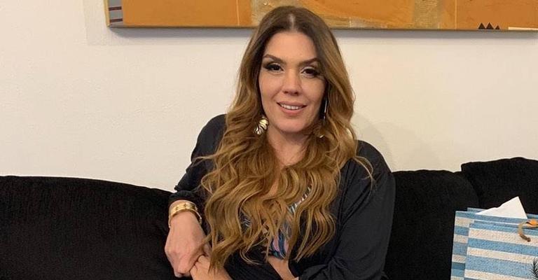 Simony exibe curvas perfeitas ao curtir dia de piscina e fãs ficam boquiabertos: ‘Ativar a melanina’