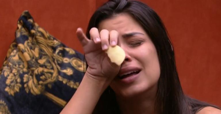 BBB20: Ivy cai no choro ao resgatar discussão com Thelma: ”Doeu meu coração”