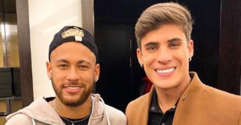 Namorado gato de mãe de Neymar jr. se emociona ao conhecer jogador: ”Você é fantástico”