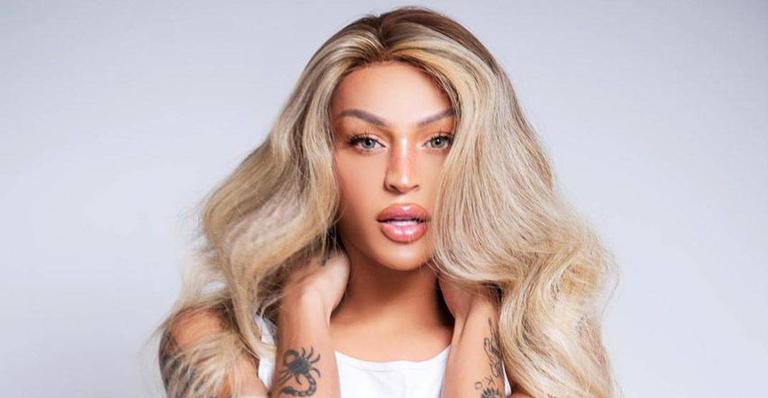 Pabllo Vittar põe o corpão pra jogo em tarde de sol e fãs elogiam: ‘Vitamina D’