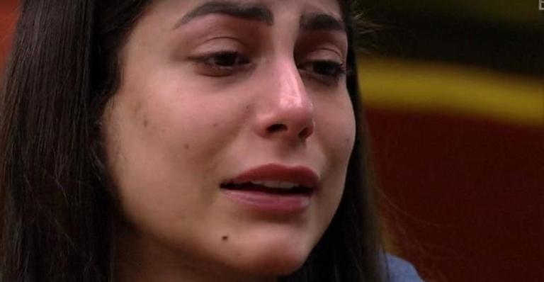 BBB20: Rejeitada, Mari Gonzalez tem crise de choro e leva patada de sister: ”Não estou à vontade”