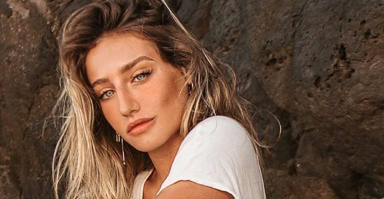 Bruna Griphao surge em clique ousado no meio da estrada e fãs babam: ”Musa”