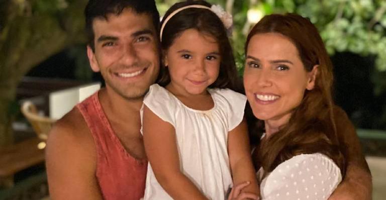 Deborah Secco comemora dia do beijo com clique especial ao lado da família