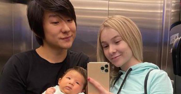 Esposa de Pyong Lee impressiona ao exibir barriguinha sem filtros semanas após nascimento do filho