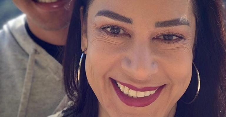 Silvia Abravanel publica foto raríssima com o namorado e desabafa: ”Juntos doa a quem doer”