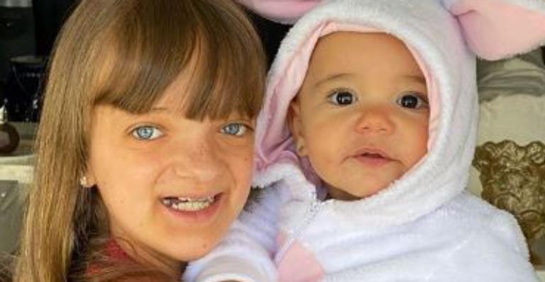 Ticiane Pinheiro clica Rafa Justus com a irmã caçula no colo e celebra nove meses da pequena