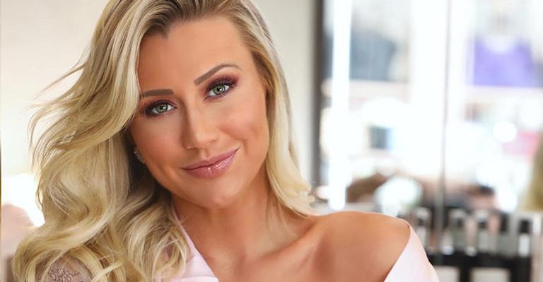 Aos 8 meses, Ana Paula Siebert faz topless e ostenta barrigão de grávida: ”Amor maior”