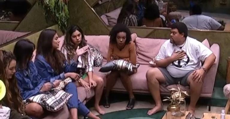 BBB20: Mari Gonzalez coloca Babu Santana na parede e dispara: “Você julga muito”