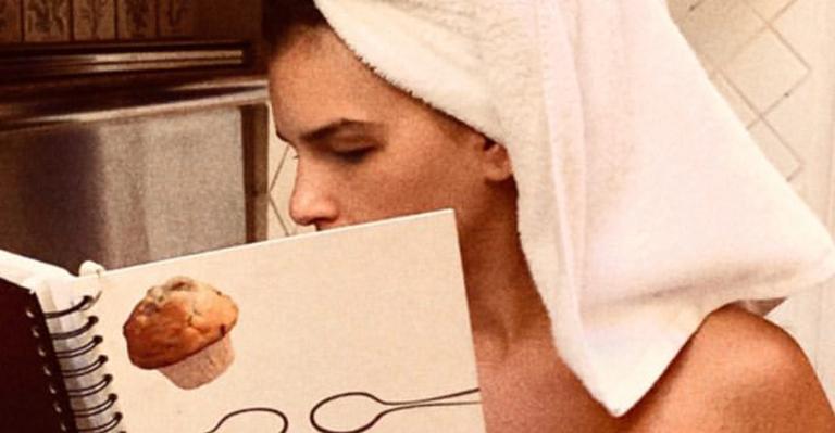 Em quarentena, Mariana Rios surge cozinhando só de toalha e deixa pouco à imaginação dos fãs