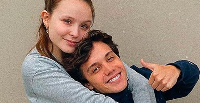 Larissa Manoela comemora data especial e posa com o namorado em momento a dois: ”Do ladinho dele”